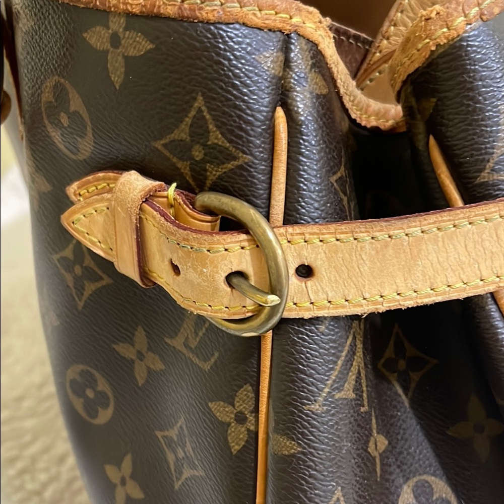 Louis Vuitton Monogram Canvas Brown Shoulder Bag with Tan Leather Handles - Picture 4 of 14